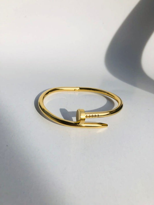 Nail bracelet gold