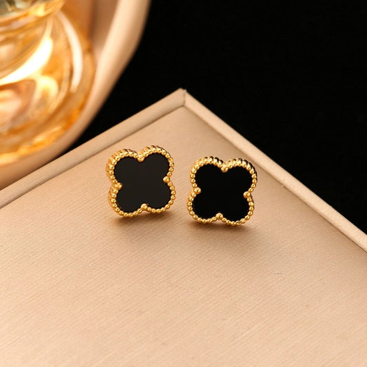 Clover charm necklace